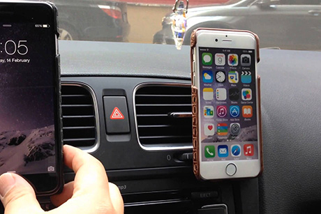 Tempat dudukan HP di AC Mobil