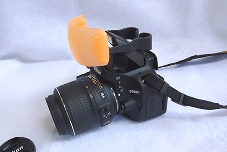 Gunakan flash diffuser pop up ini untuk foto malam hari