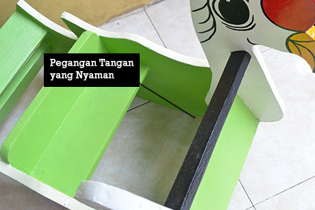 Pegangan tangan bebek goyang kayu. Lebih aman bagi anak
