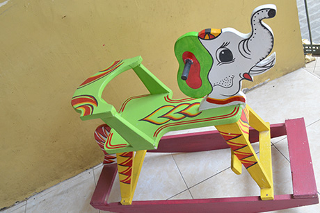 Mainan gajah goyang kayu anak. 