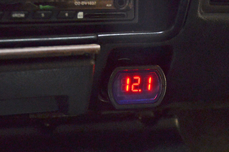 Tester aki digital dengan lighter mobil langsung pasang