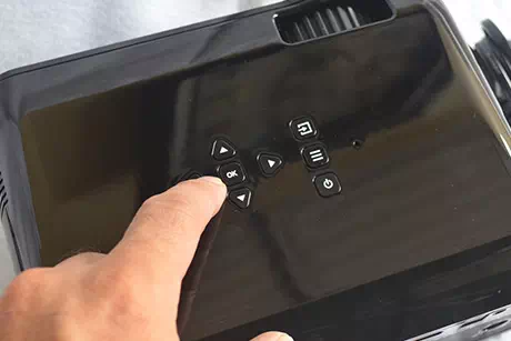 Remote control dan tombol proyektor