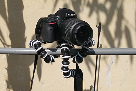 Tripod mini plastik yang bisa ditekuk-tekuk